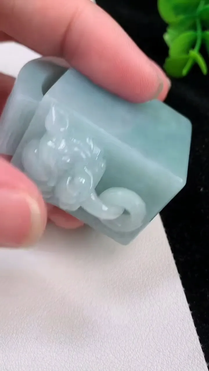 天然A货翡翠麒麟印章摆件，尺寸46.4-53.5-26，重量:134.12g
7月2日