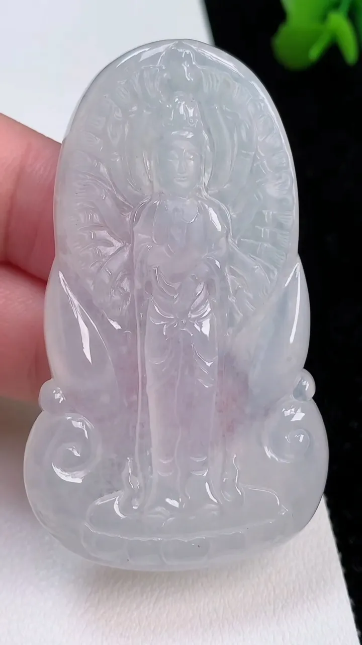 天然A货翡翠千手观音吊坠，尺寸62.6-37-5，重量:25.38g
7月2日
