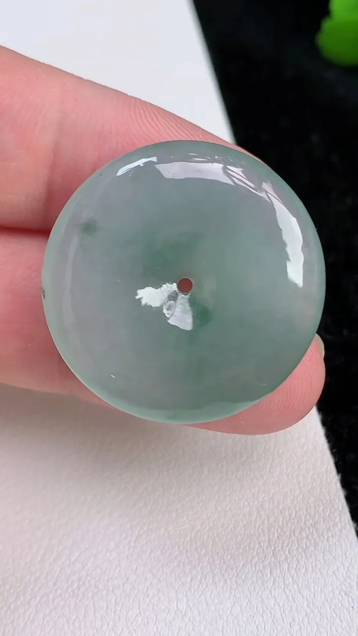 天然A货翡翠飘花平安扣吊坠，尺寸28.3-5.1，重量:8.65g
7月2日