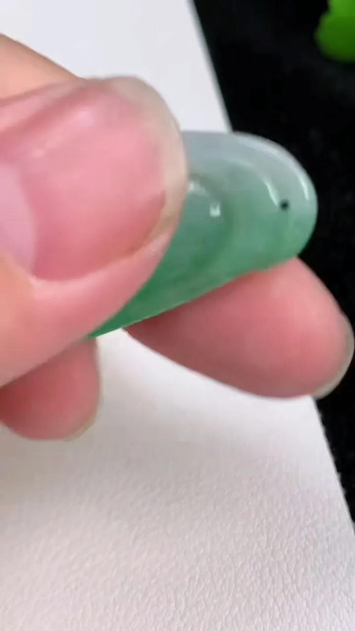 天然A货翡翠如意吊坠，尺寸40.8-19.6-5，重量:8.30g
7月2日