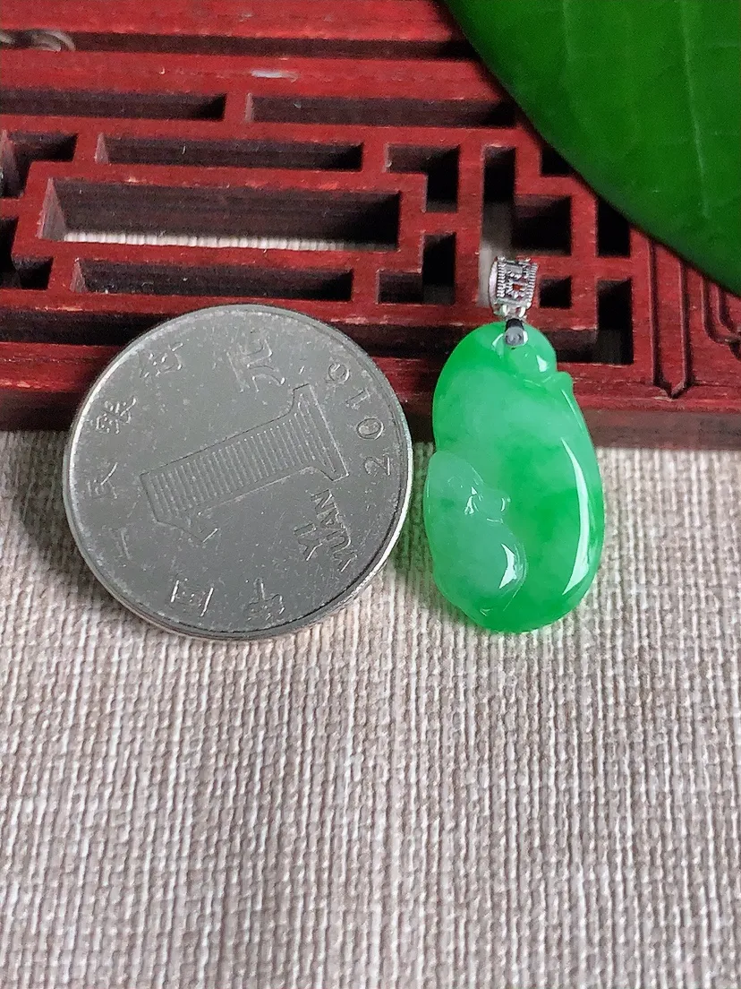 天然A货翡翠18K金扣头飘绿松鼠吊坠 尺寸21.5×12.4×3.3m量2.14g 0701