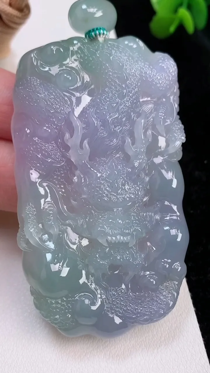 天然A货翡翠春带彩紫罗兰龙牌吊坠，尺寸71.5-41.2-10.4，重量:71.21g
7月2日