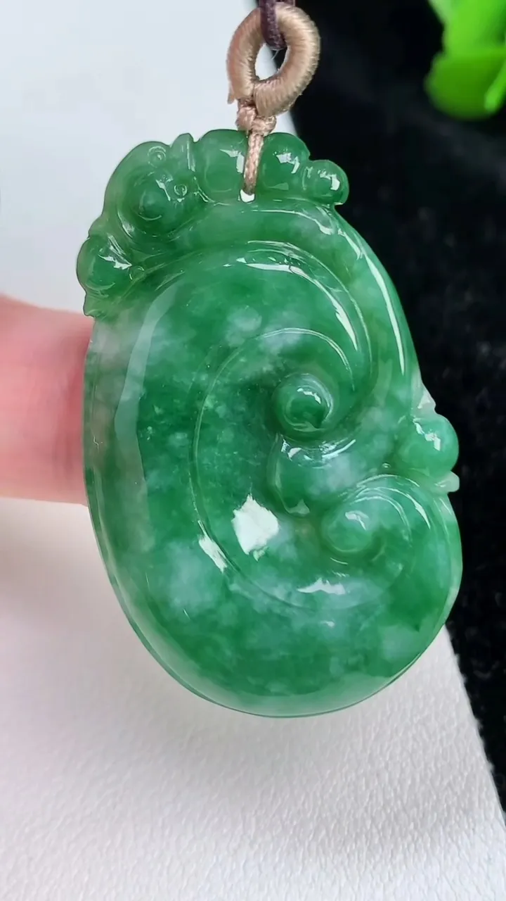 天然A货翡翠如意吊坠，尺寸43.5-27.8-5，重量:11.46g
7月2日