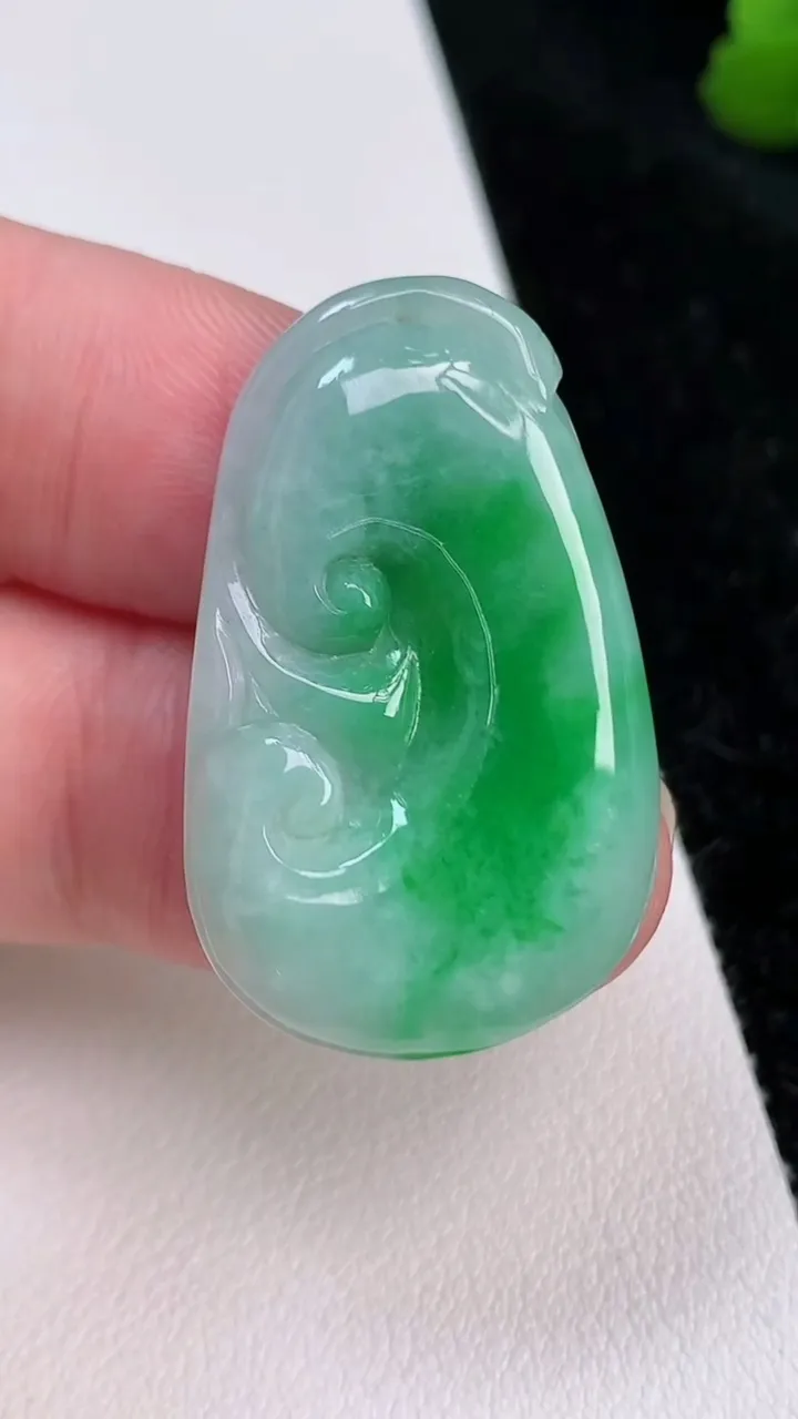 天然A货翡翠如意吊坠，尺寸34.2-21.3-3.7，重量:6.20g
7月2日