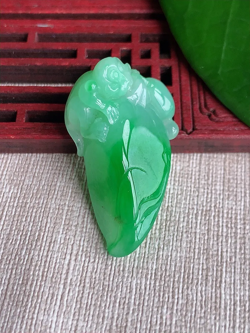 天然A货翡翠飘阳绿福瓜吊坠 尺寸36×22.5×12.7m量13.49g 0701