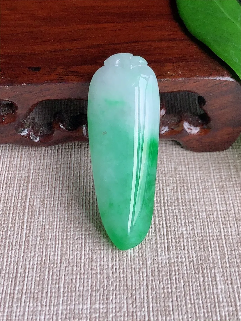 天然A货翡翠飘绿福瓜吊坠尺寸43×15.7×6.8m量10.19g 0701