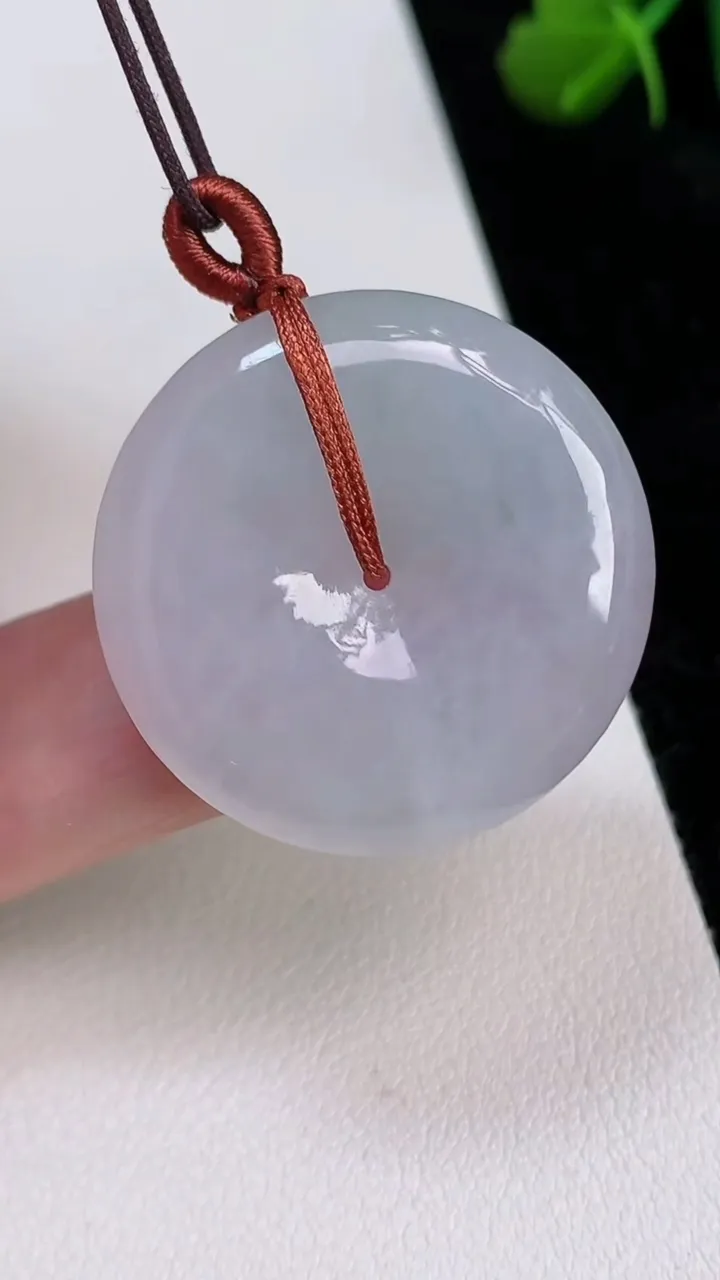 天然A货翡翠平安扣吊坠，尺寸29.2-5.3，重量:10.43g
7月2日