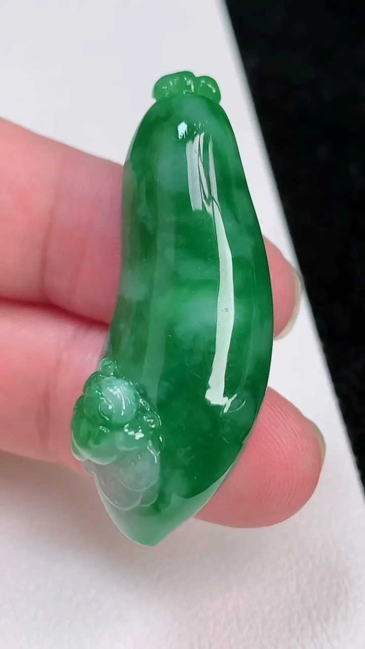 天然A货翡翠福瓜吊坠，尺寸44-16.3-12，重量:15.04g
7月2日