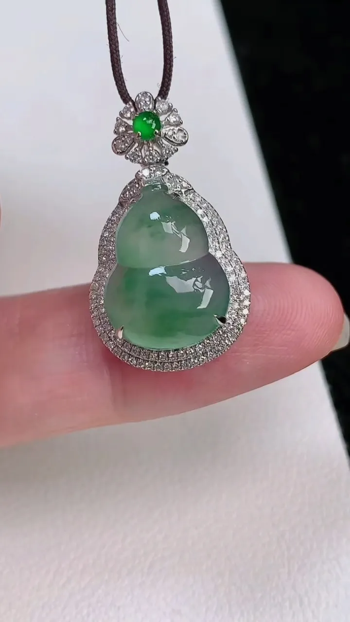 天然A货翡翠葫芦吊坠，尺寸26.2-15-9.5，裸石15.4-11重量:2.84g
7月2日
