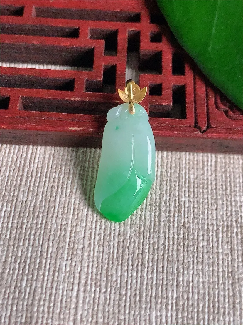 天然A货翡翠18K金扣头飘绿兰花吊坠尺寸25×20.5×10×3.3m量1.53g 0701
