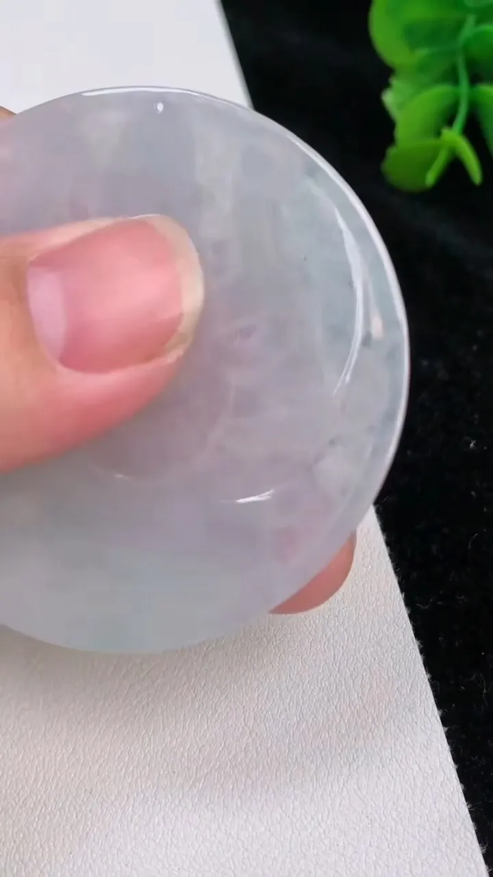 天然A货翡翠飘花千手观音吊坠，尺寸55-5，重量:29.05g
7月2日