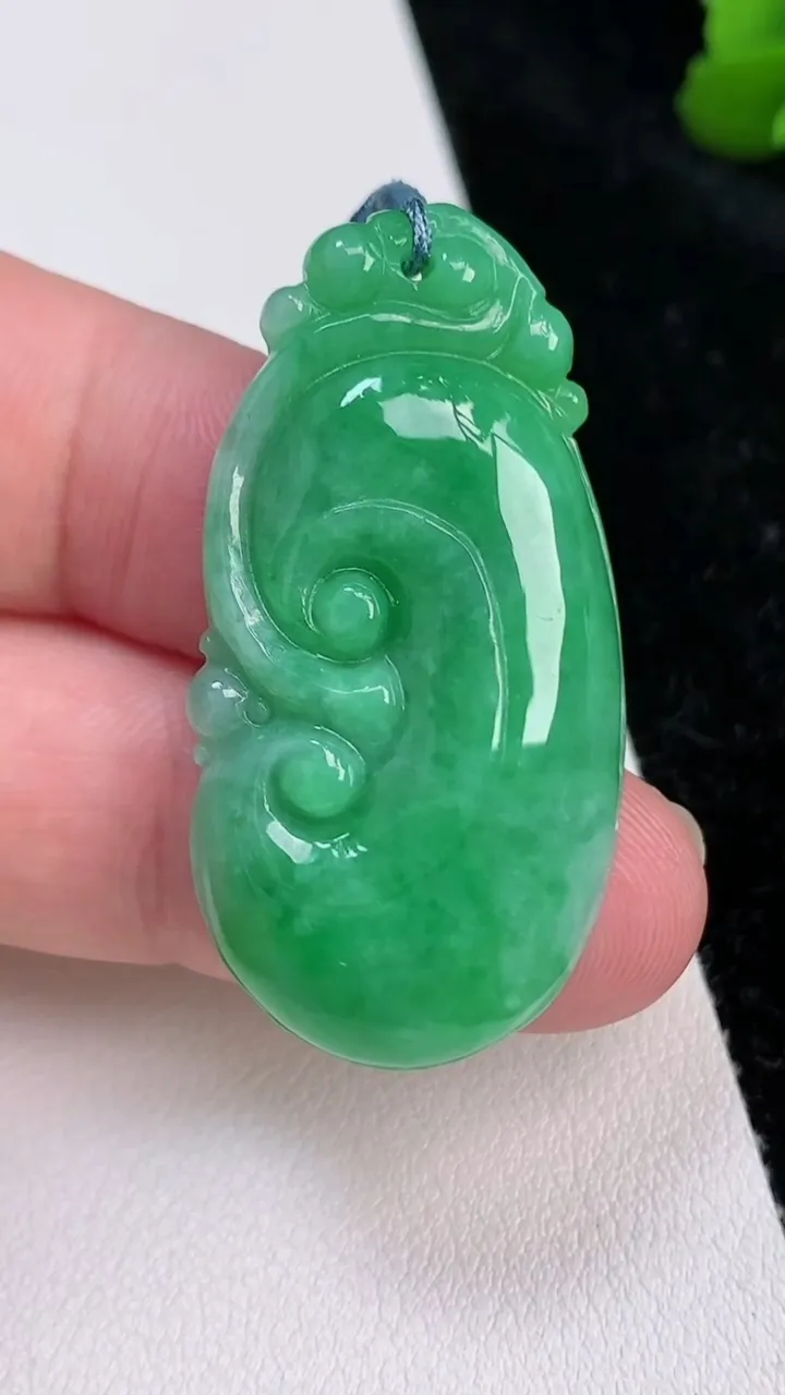 天然A货翡翠如意吊坠，尺寸40.8-21.2-5.7，重量:9.5g
7月2日