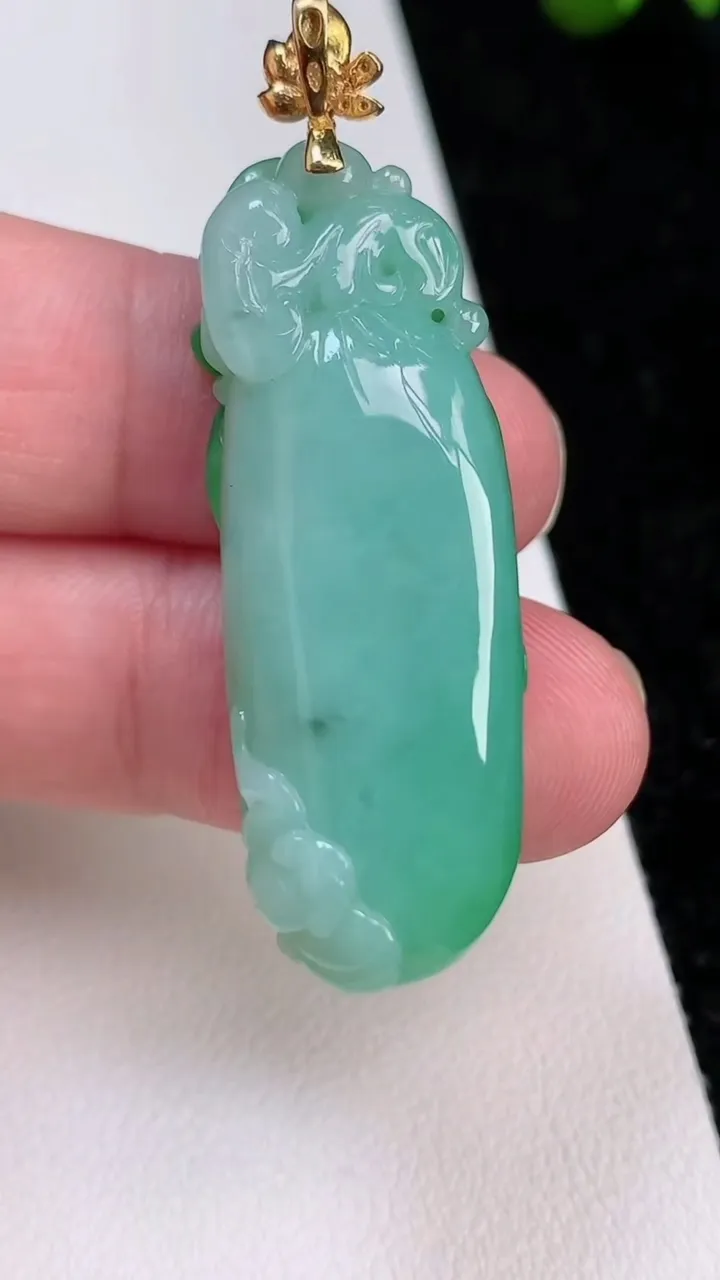 天然A货翡翠福瓜吊坠，尺寸42.5-15.6-9.4，重量:13.30g
7月2日