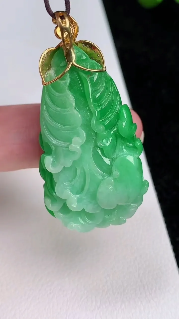 天然A货翡翠白菜吊坠，尺寸37.8-22.7-10.7，重量:14.55g
7月2日