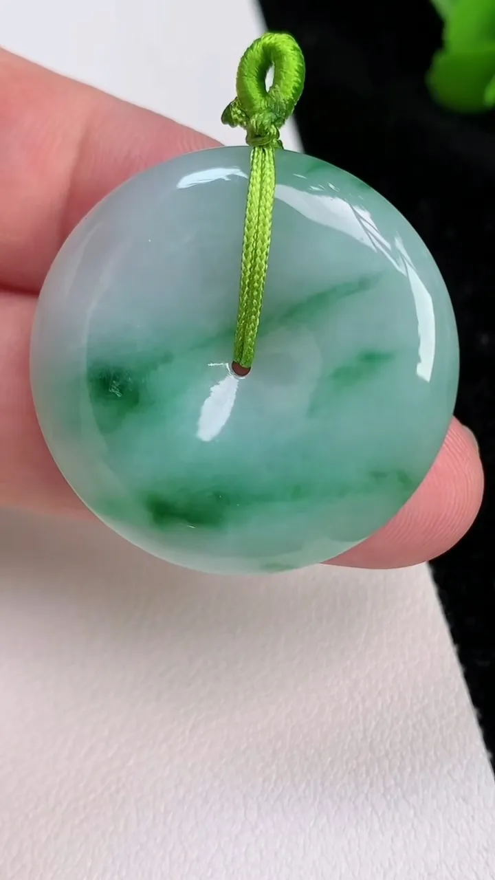 天然A货翡翠平安扣吊坠，尺寸31.7-5.8，重量:12.41g
7月2日