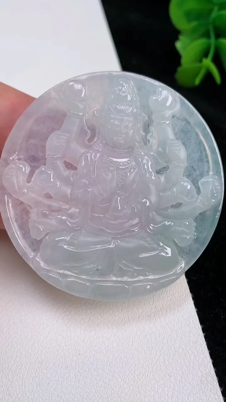 天然A货翡翠飘花千手观音吊坠，尺寸55-5，重量:29.05g
7月2日