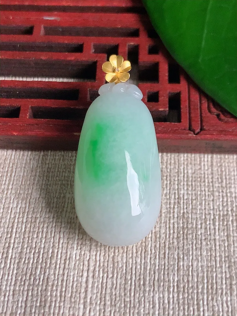天然A货翡翠冰润18K金扣头飘绿福瓜吊坠尺寸36.2×30×15.8×11.7m量11.08g 07
