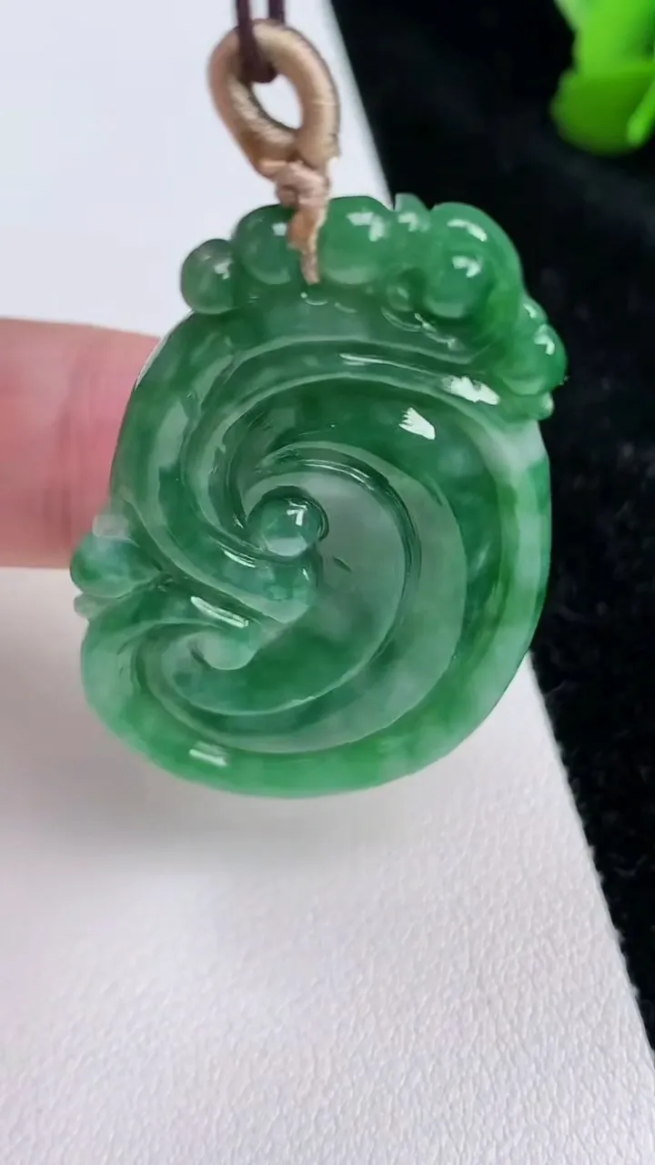 天然A货翡翠如意吊坠，尺寸43.5-27.8-5，重量:11.46g
7月2日