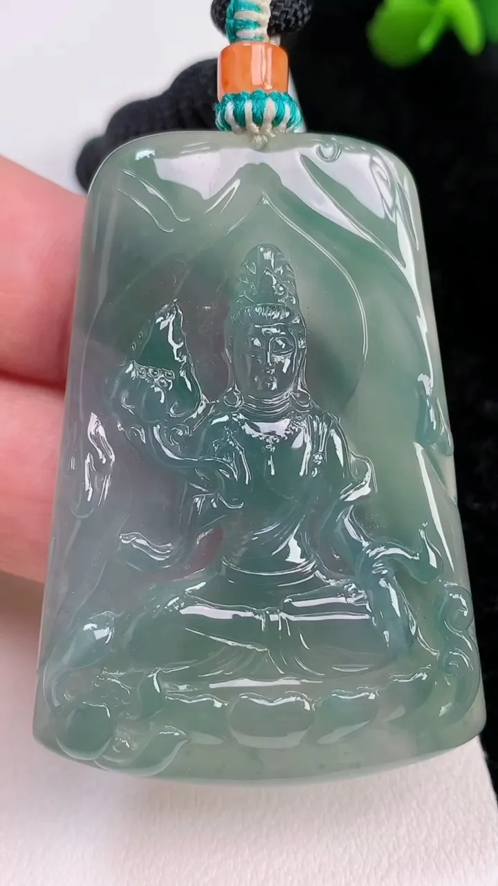 天然A货翡翠大势至观音菩萨吊坠，尺寸55-39-5，重量:28.38g
7月2日