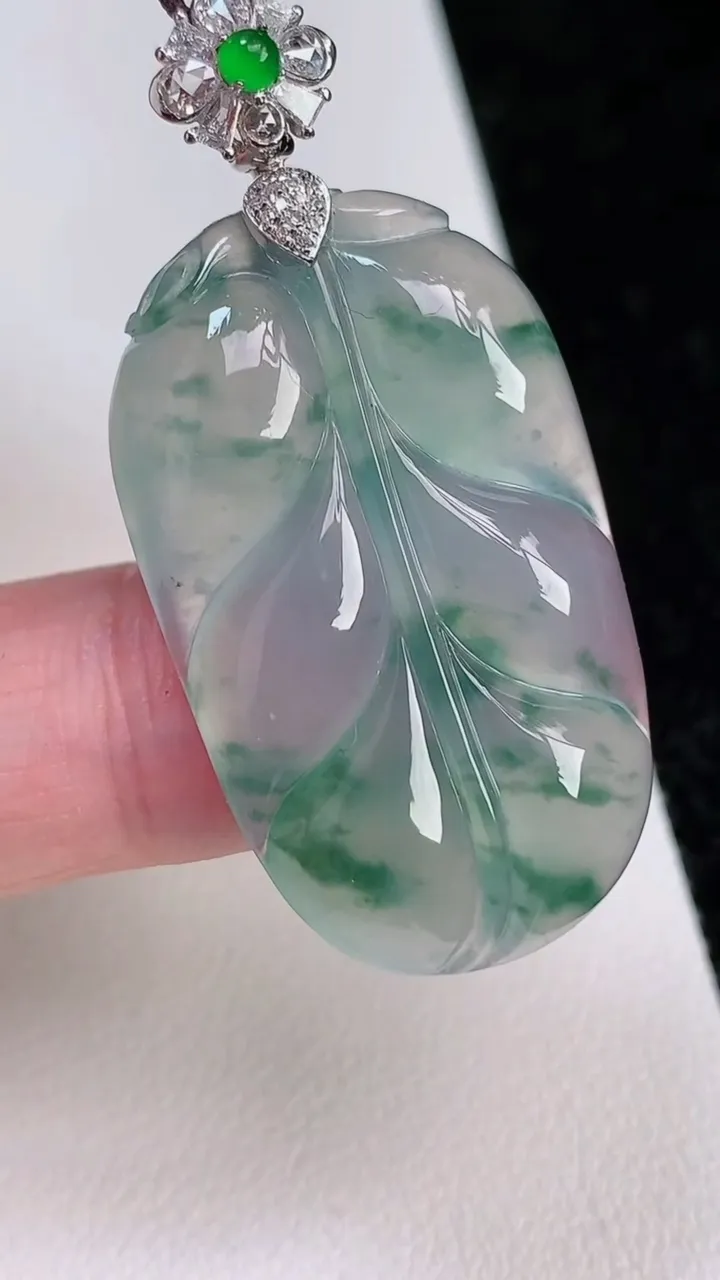 天然A货翡翠种飘花金枝玉叶 叶子吊坠，尺寸35.4-21.4-5.4，重量:9.32g
7月2日
