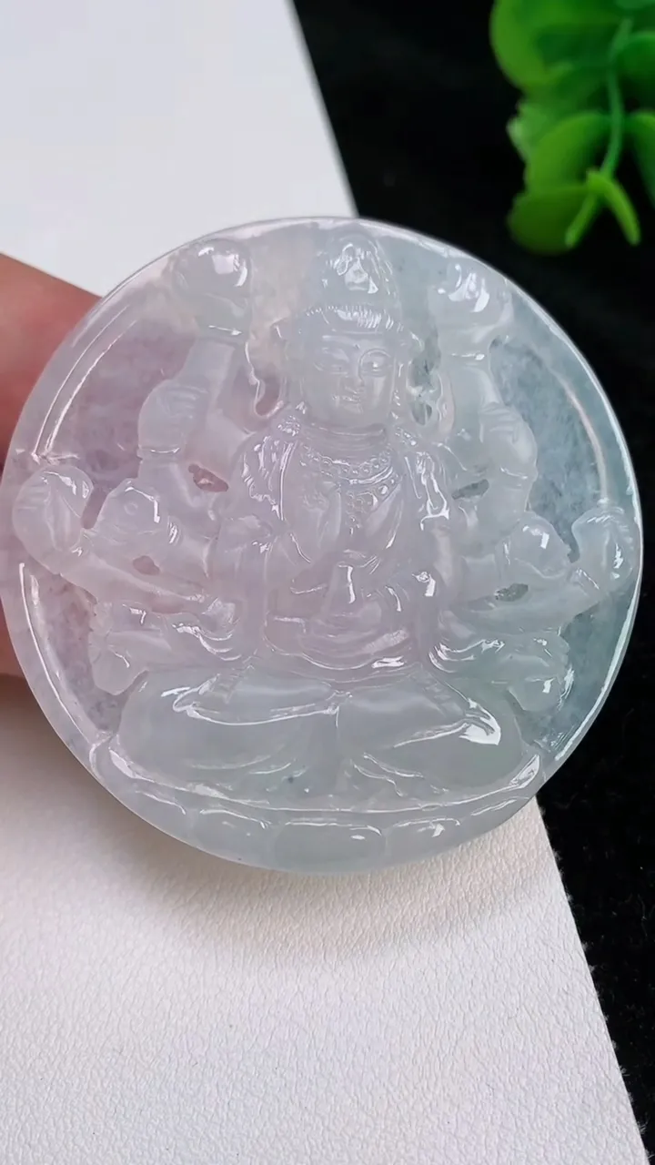 天然A货翡翠飘花千手观音吊坠，尺寸55-5，重量:29.05g
7月2日