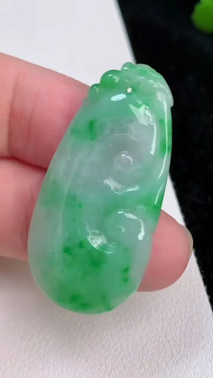 天然A货翡翠如意吊坠，尺寸40.8-20-4，重量:7.07g
7月2日