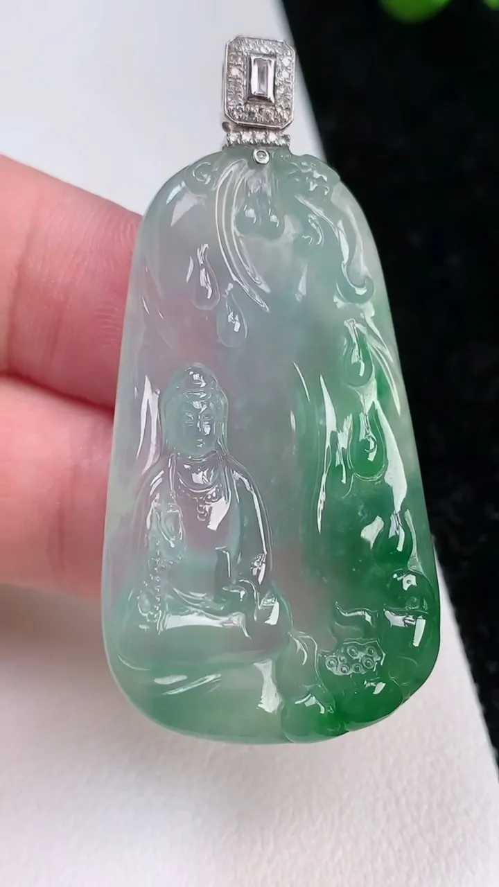 天然A货翡翠观音菩萨吊坠，尺寸44-25.7-4.9，重量:14.15g
7月2日