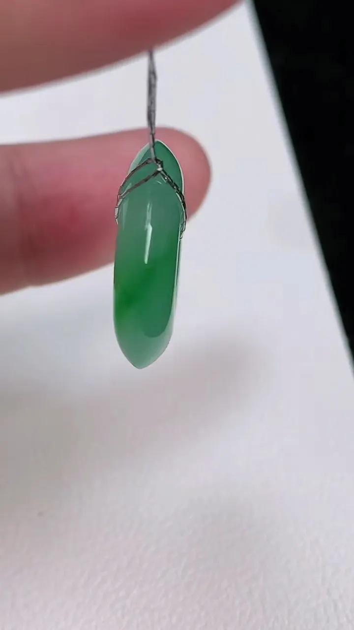 天然A货翡翠平安扣吊坠，尺寸20.5-5，重量:4.46g
7月2日