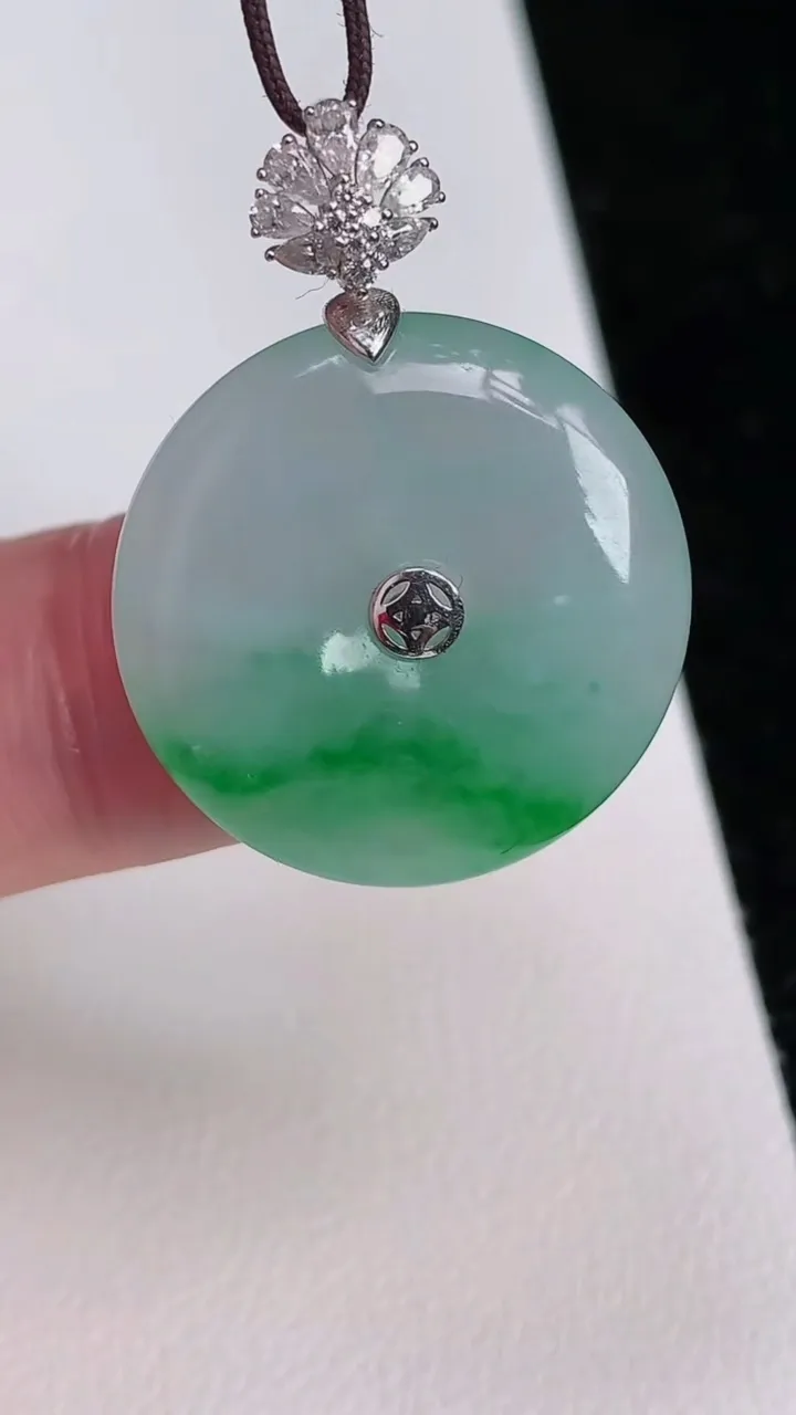 天然A货翡翠平安扣吊坠，尺寸22-5.2，重量:6.03g
7月2日