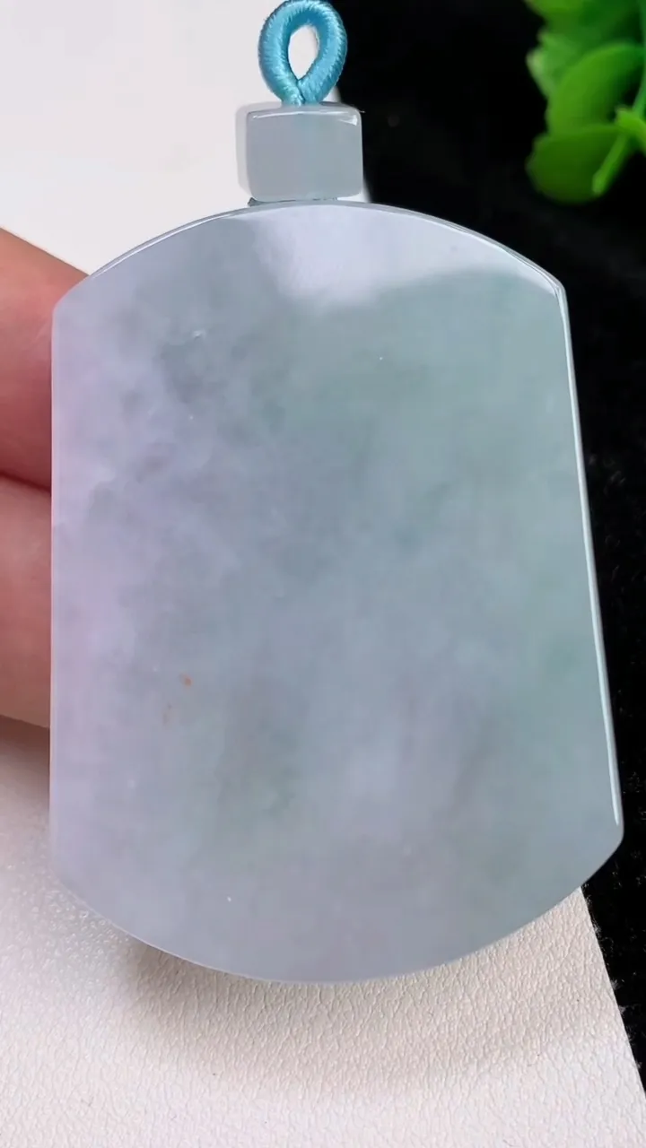 天然A货翡翠春带彩紫罗兰无事牌吊坠，尺寸54-39.7-6.6，重量:45.37g
7月2日