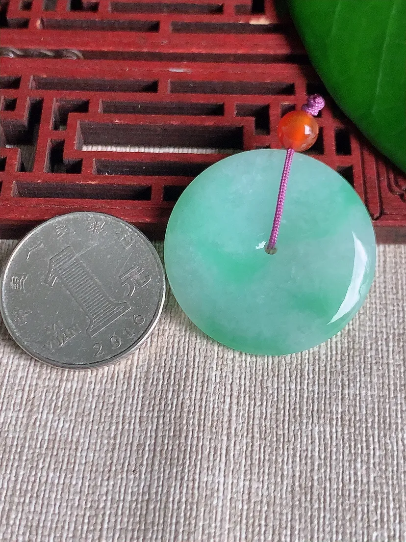 天然A货翡翠飘绿平安扣吊坠尺寸31.8×5.2m量11.95g 0701