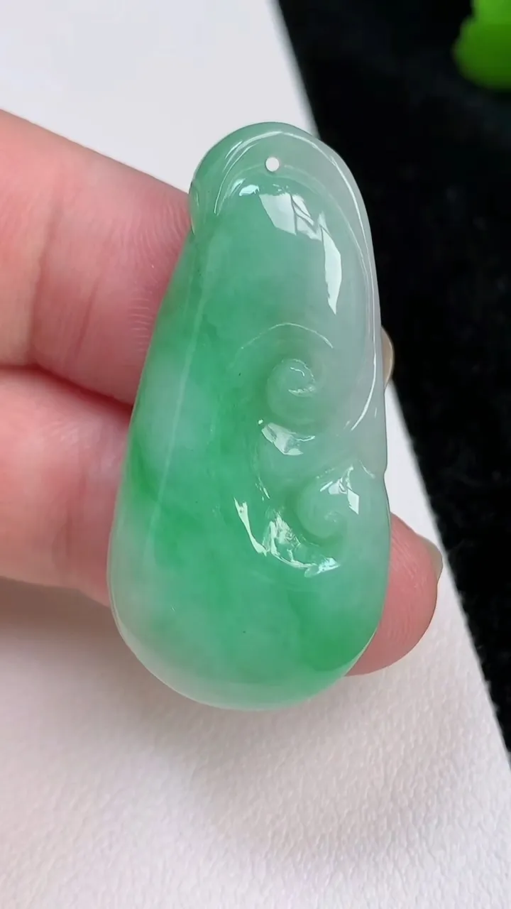 天然A货翡翠如意吊坠，尺寸40.8-19.6-5，重量:8.30g
7月2日