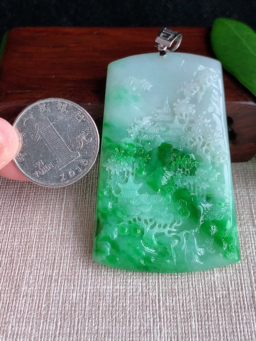 天然A货翡翠18K金扣头飘阳绿意境山水牌吊坠 尺寸61.3×38.7×6m量34.20g 0701