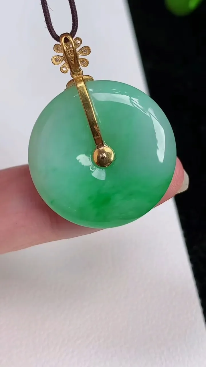 天然A货翡翠平安扣吊坠，尺寸23.8-5.4，重量:6.97g
7月2日