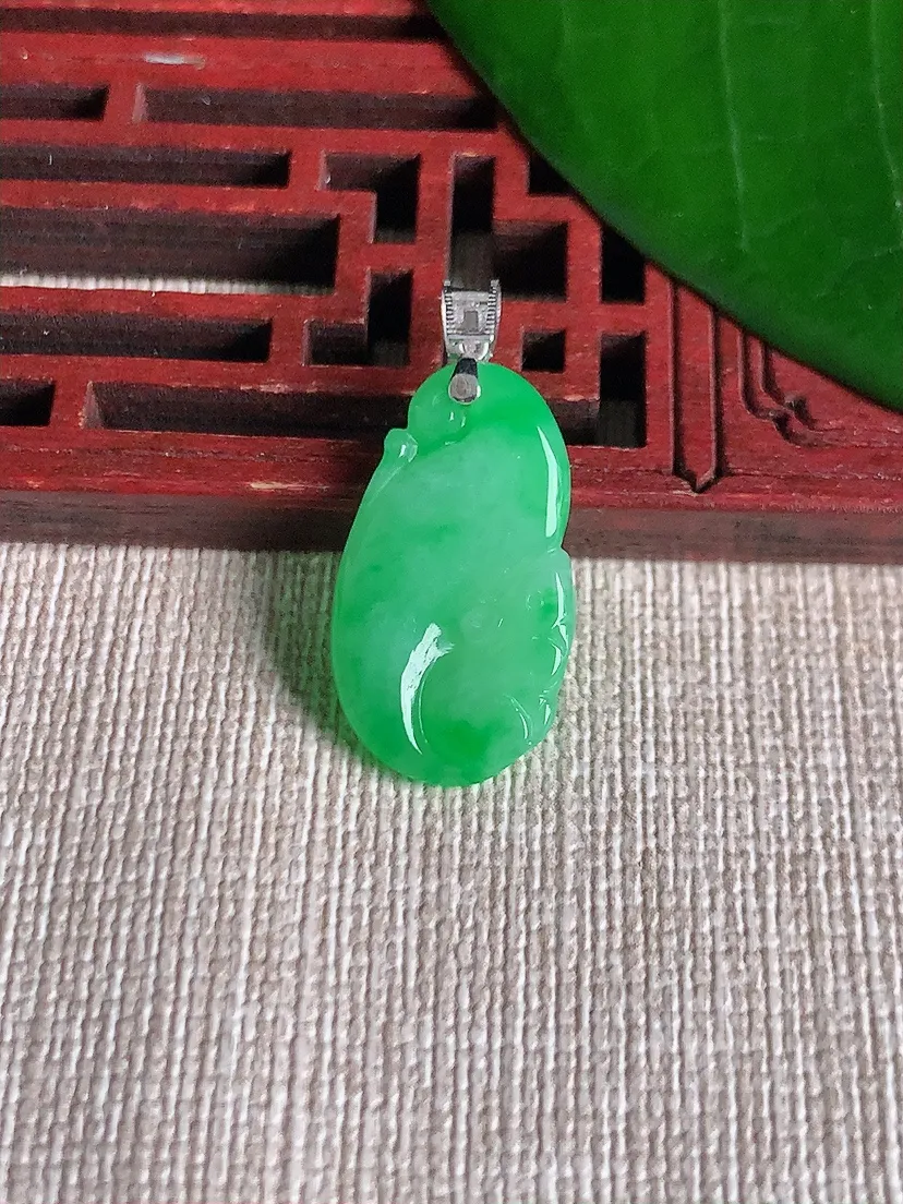 天然A货翡翠18K金扣头飘绿松鼠吊坠 尺寸21.5×12.4×3.3m量2.14g 0701