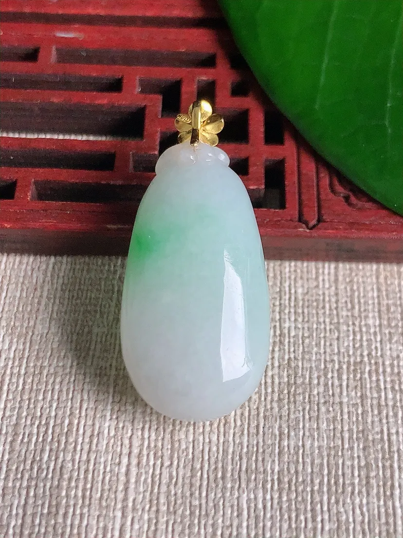 天然A货翡翠冰润18K金扣头飘绿福瓜吊坠尺寸36.2×30×15.8×11.7m量11.08g 07