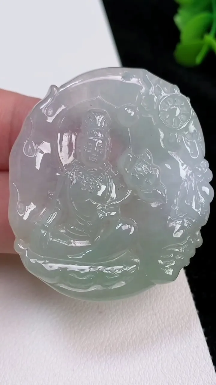 天然A货翡翠飘花大势至观音菩萨吊坠，尺寸47.4-42-4.5，重量:20.84g
7月2日
