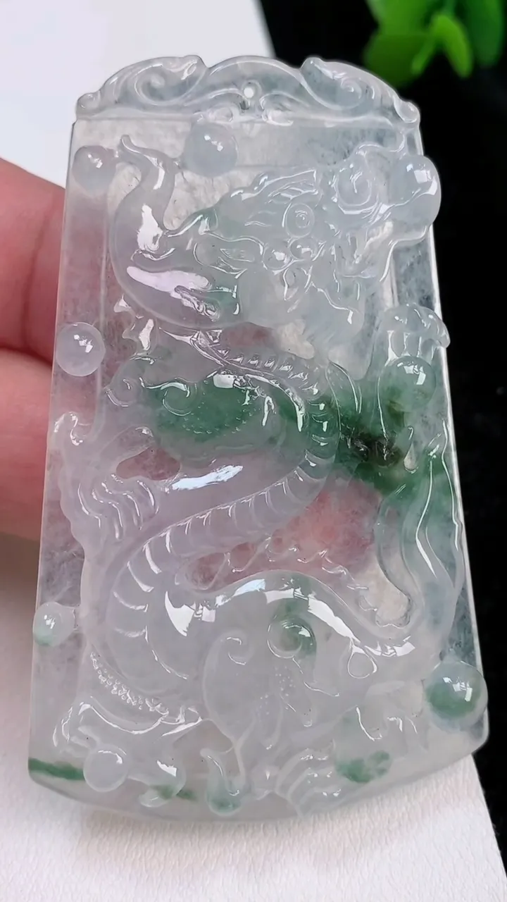 天然A货翡翠龙牌吊坠，尺寸71.7-44.8-5.7，重量:34.16g
7月2日