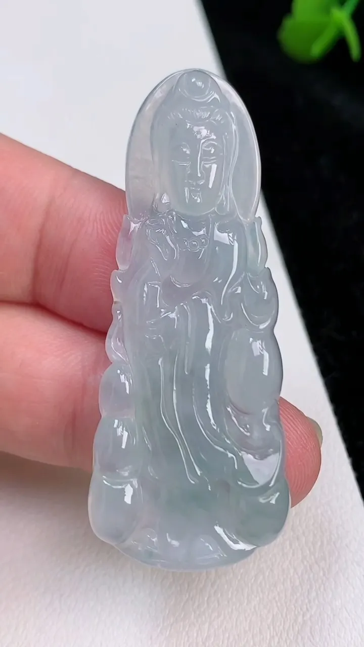 天然A货翡翠飘花观音菩萨吊坠，尺寸53-21.5-4.8，重量:10.57g
7月2日