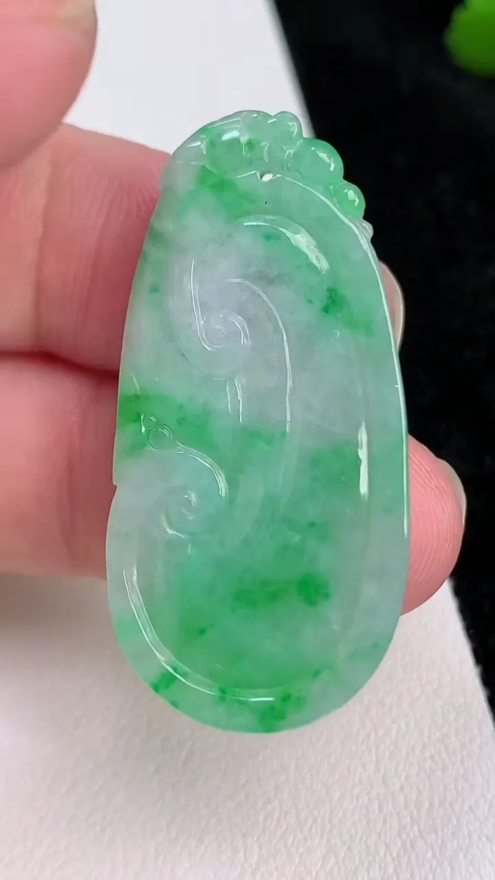 天然A货翡翠如意吊坠，尺寸40.8-20-4，重量:7.07g
7月2日