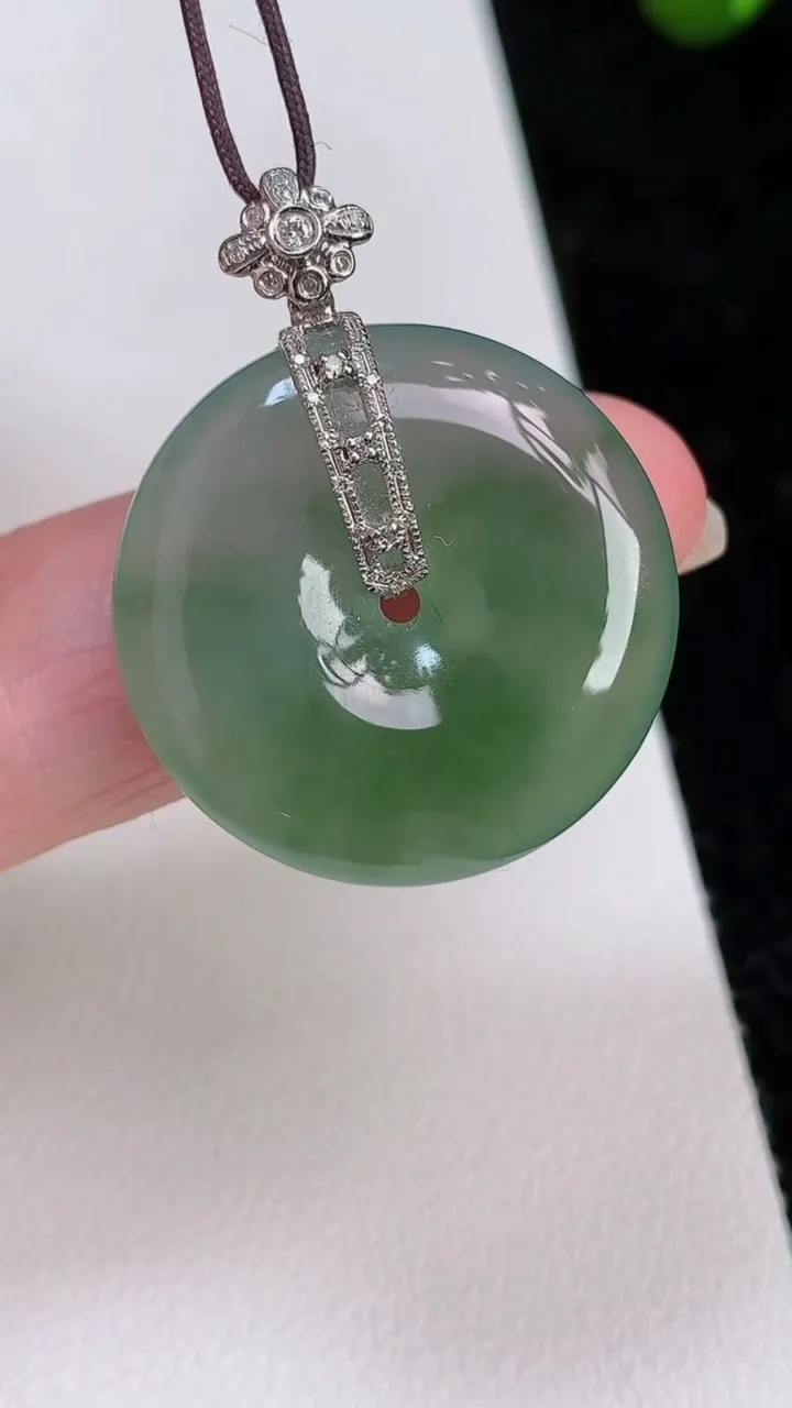 天然A货翡翠平安扣吊坠，尺寸24-5.5，重量:7.66g
7月2日