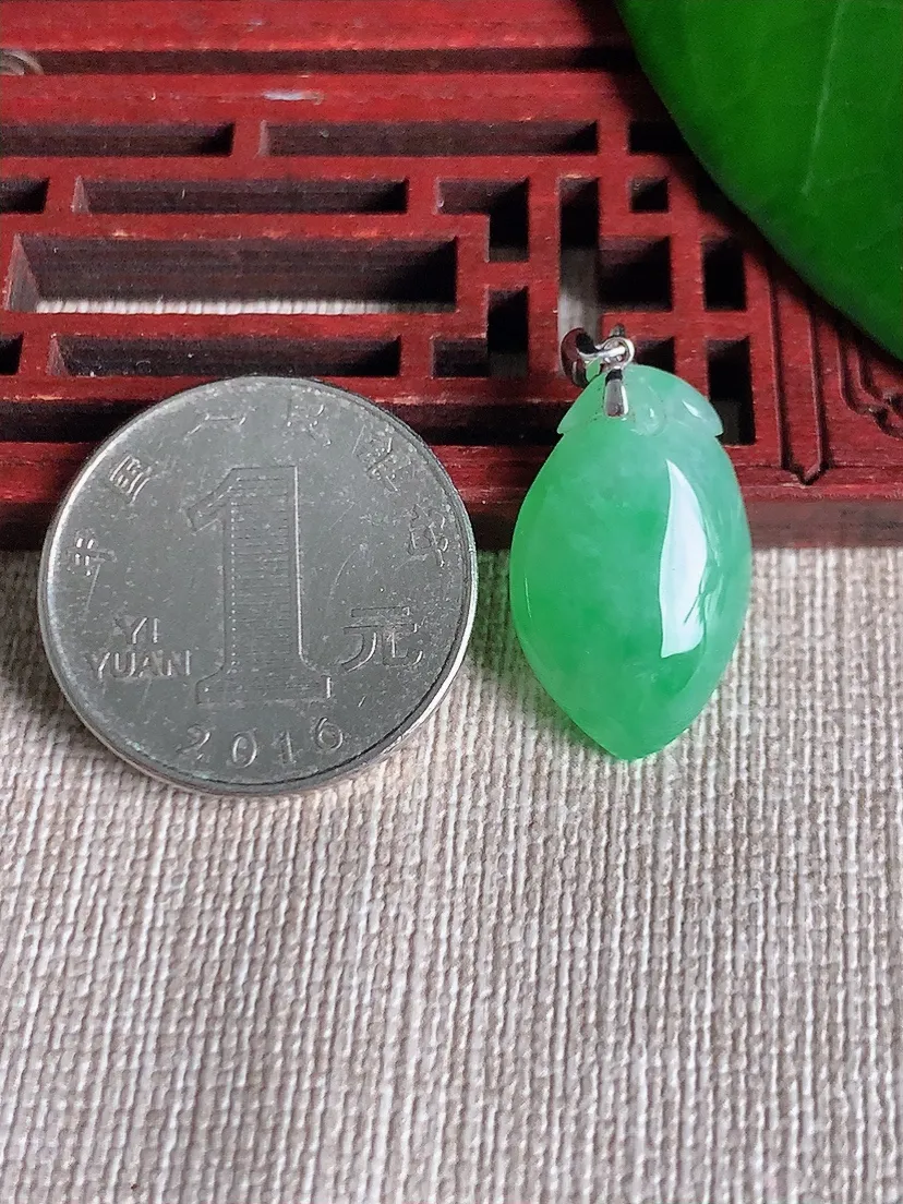 天然A货翡翠18K金扣头飘绿福瓜吊坠尺寸22×13.4×6m量3.26g 0701