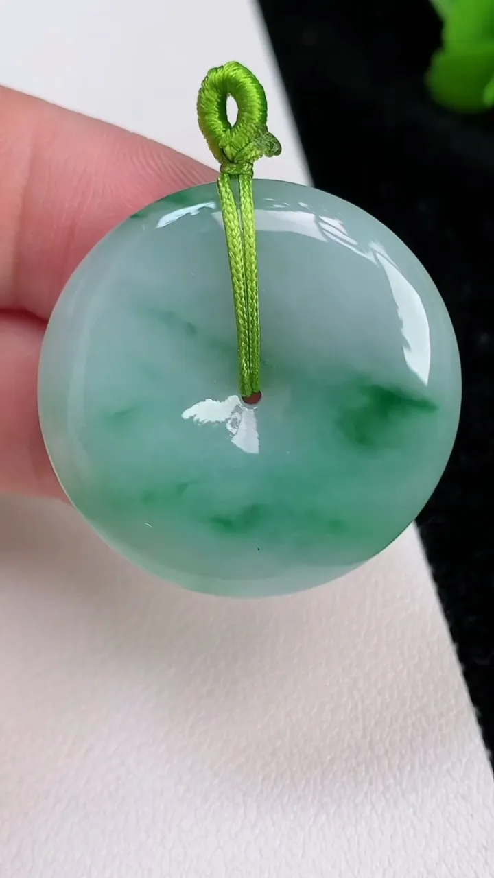 天然A货翡翠平安扣吊坠，尺寸31.7-5.8，重量:12.41g
7月2日