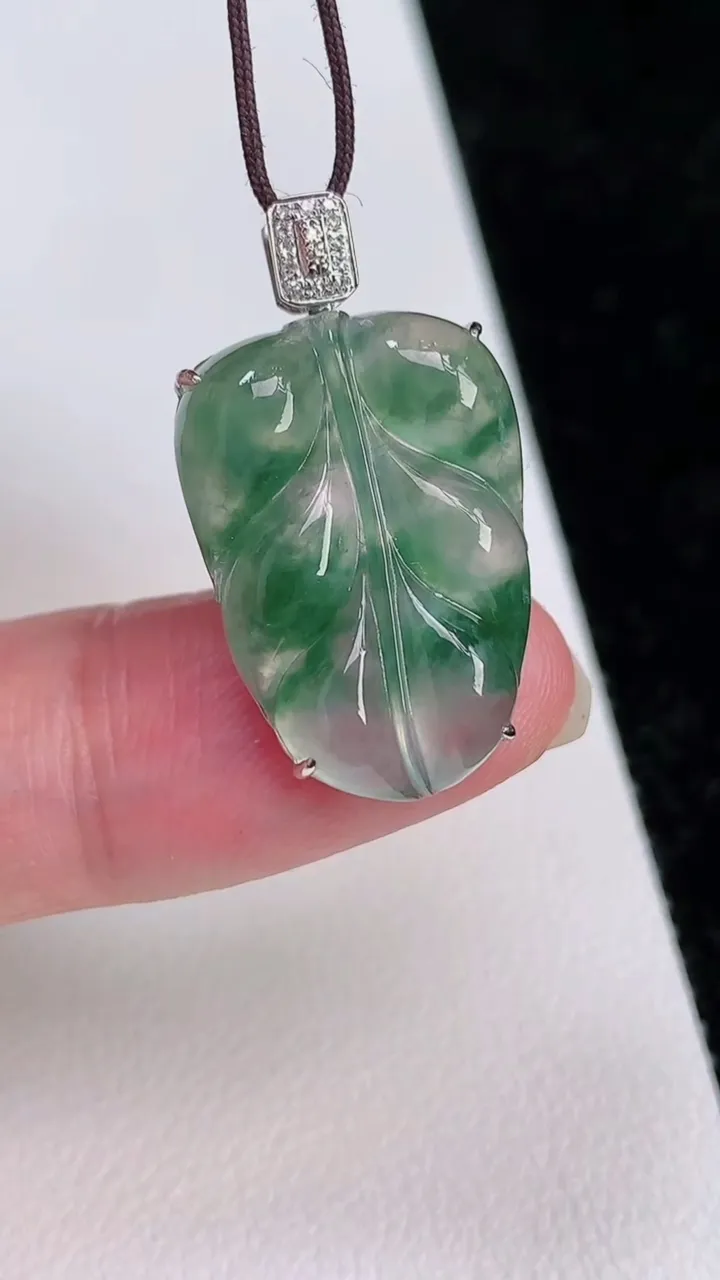天然A货翡翠种飘花金枝玉叶 叶子吊坠，尺寸27.6-22-15.6-6.4，重量:3.68g
7月2