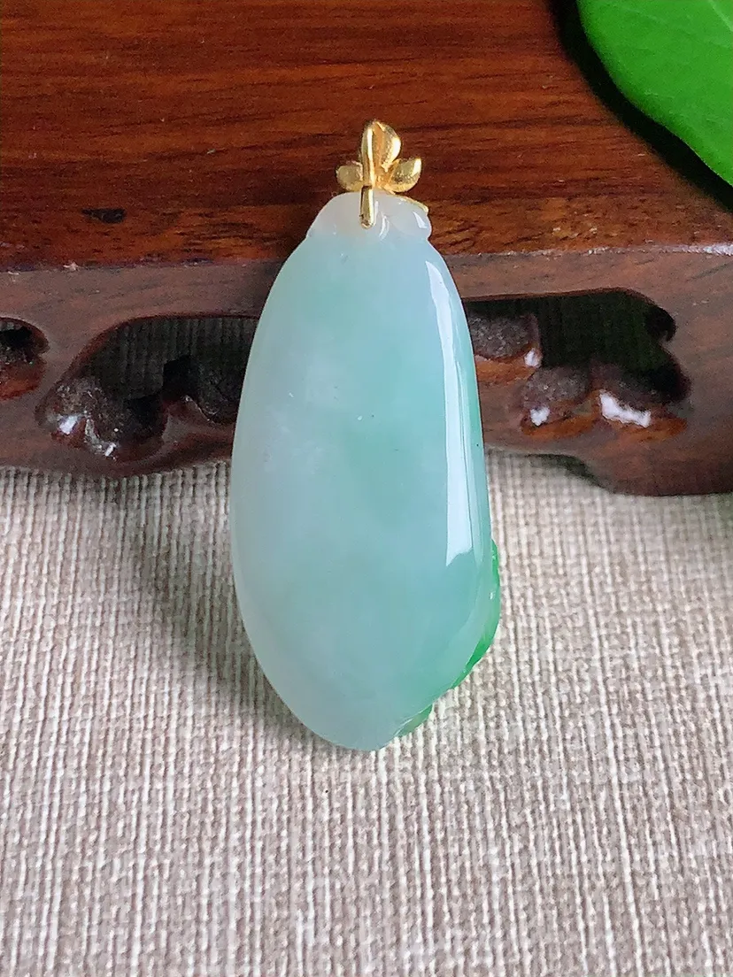 天然A货翡翠18K金扣头飘绿福瓜吊坠尺寸41.8×37×17.5×6m量8.76g 0701