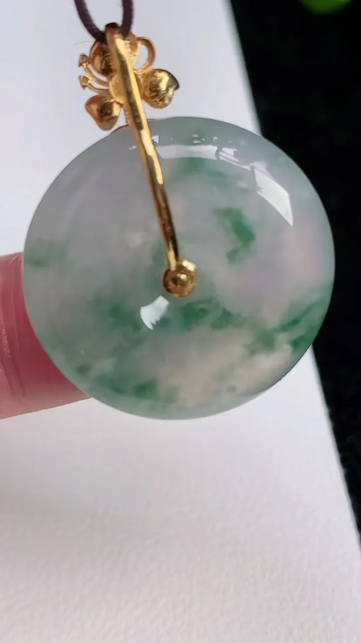 天然A货翡翠种飘花平安扣吊坠，尺寸25.2-6，重量:8.52g
7月2日
