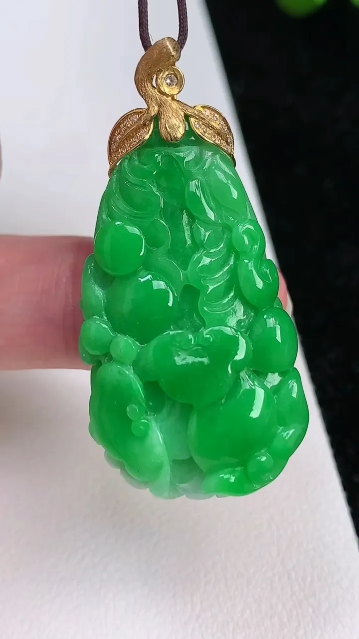 天然A货翡翠白菜吊坠，尺寸37.8-22.7-10.7，重量:14.55g
7月2日