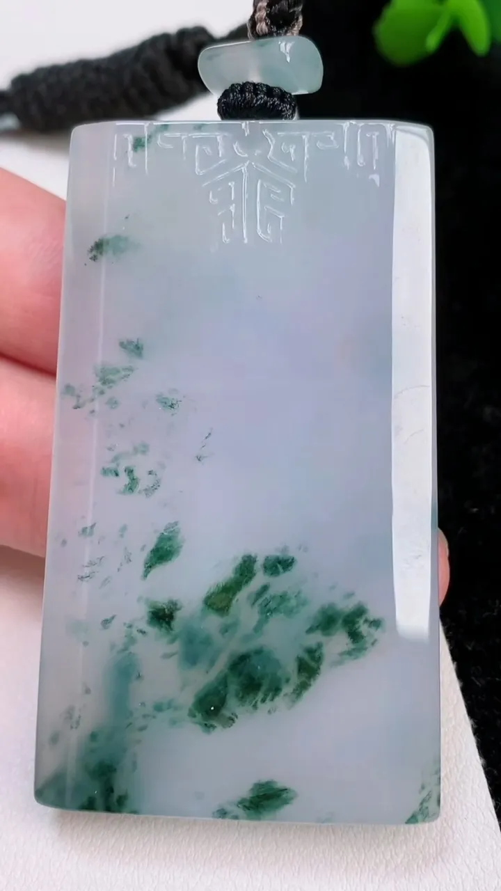 天然A货翡翠种飘花仿古无事牌吊坠，尺寸63.8-37.8-5.4，重量:48.00g
7月2日