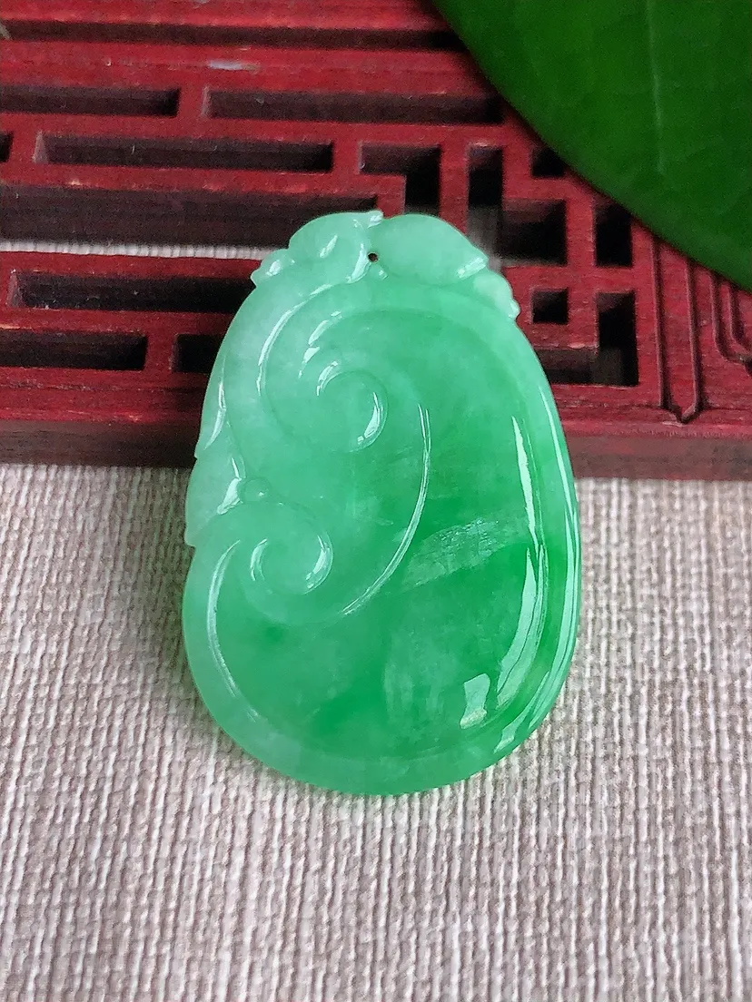 天然A货翡翠飘绿如意吊坠尺寸36.6×24×5m量9.20g 0701