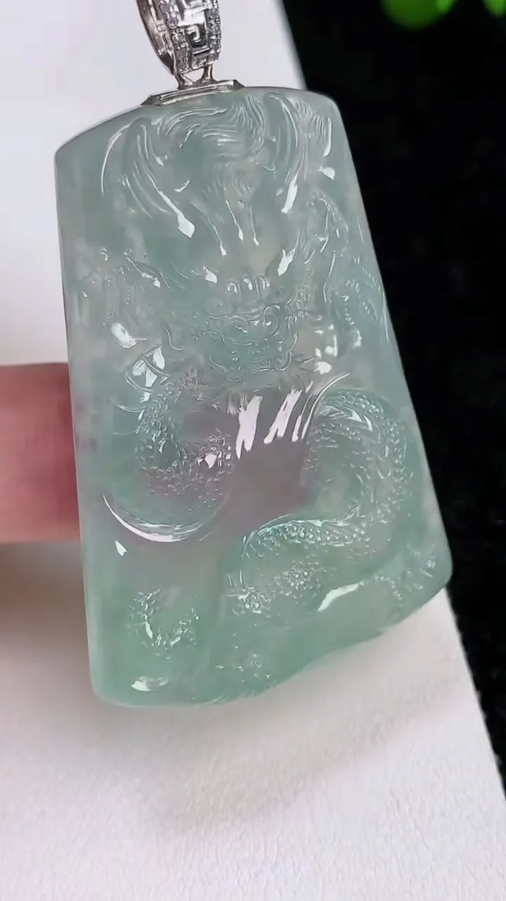 天然A货翡翠龙牌吊坠，尺寸49.5-34-5.8，重量:22.31g
7月2日